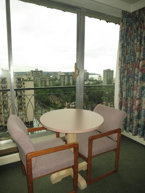 Tropicana Suite Hotel Vancouver Room photo